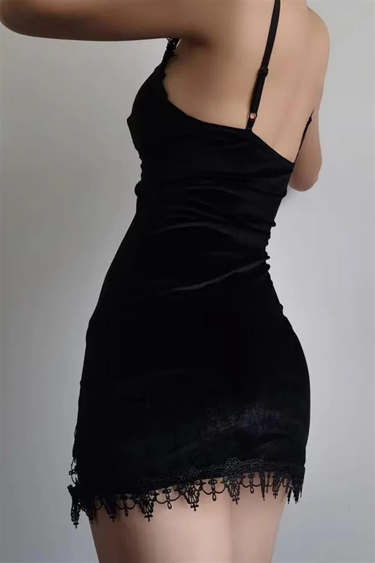 Siyah Yeni Gotik Haç Kolyeli Yırtmaç Detaylı Askılı Elbise Siyah Yeni Gotik Haç Kolyeli Yırtmaç Detaylı Askılı Elbise Fiyatı, Yorumları ve Özellikleri