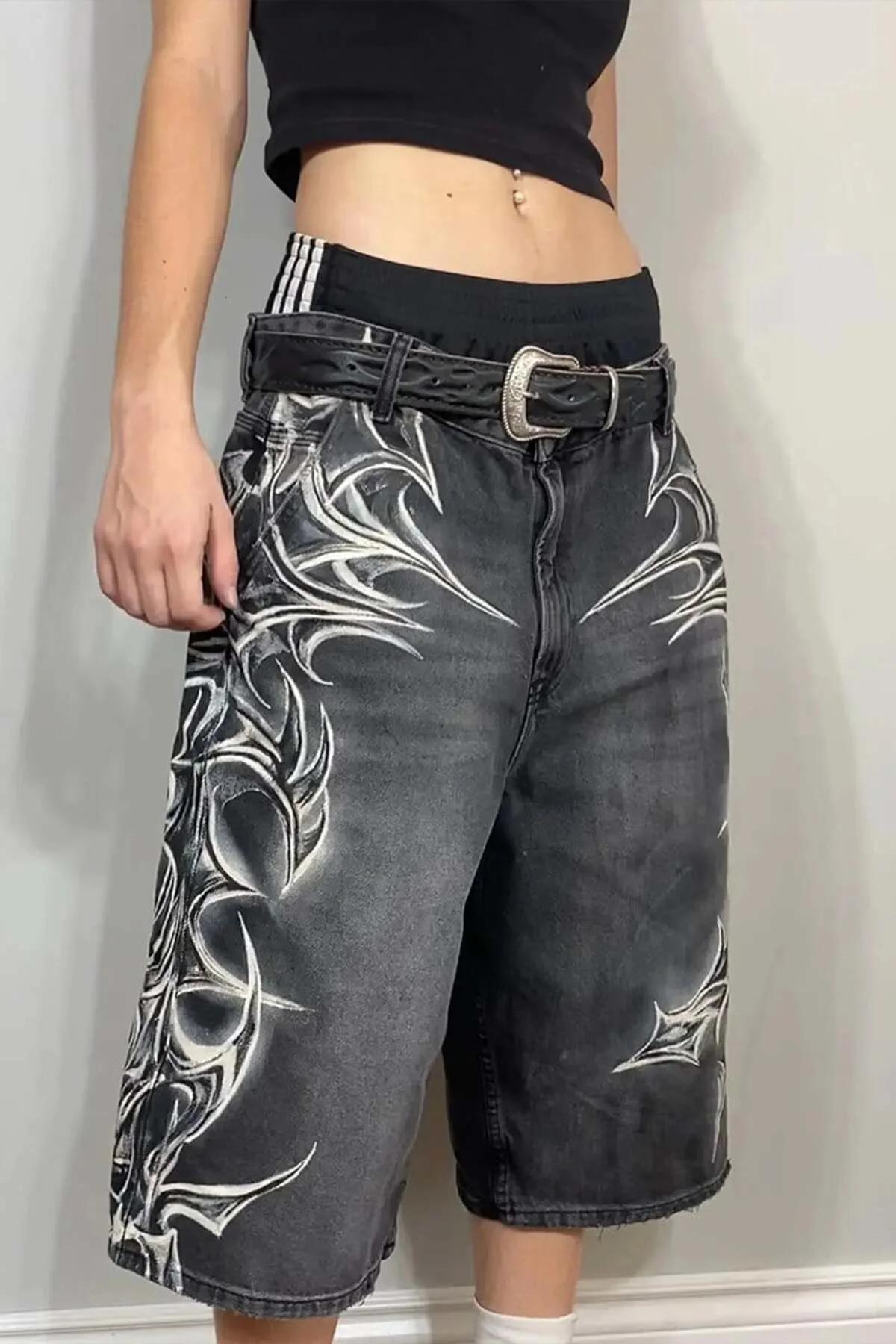 Siyah Yıkamalı Tribal Grafiti Gotik Y2K Unisex Şortolon Siyah Yıkamalı Tribal Grafiti Gotik Y2K Unisex Şortolon