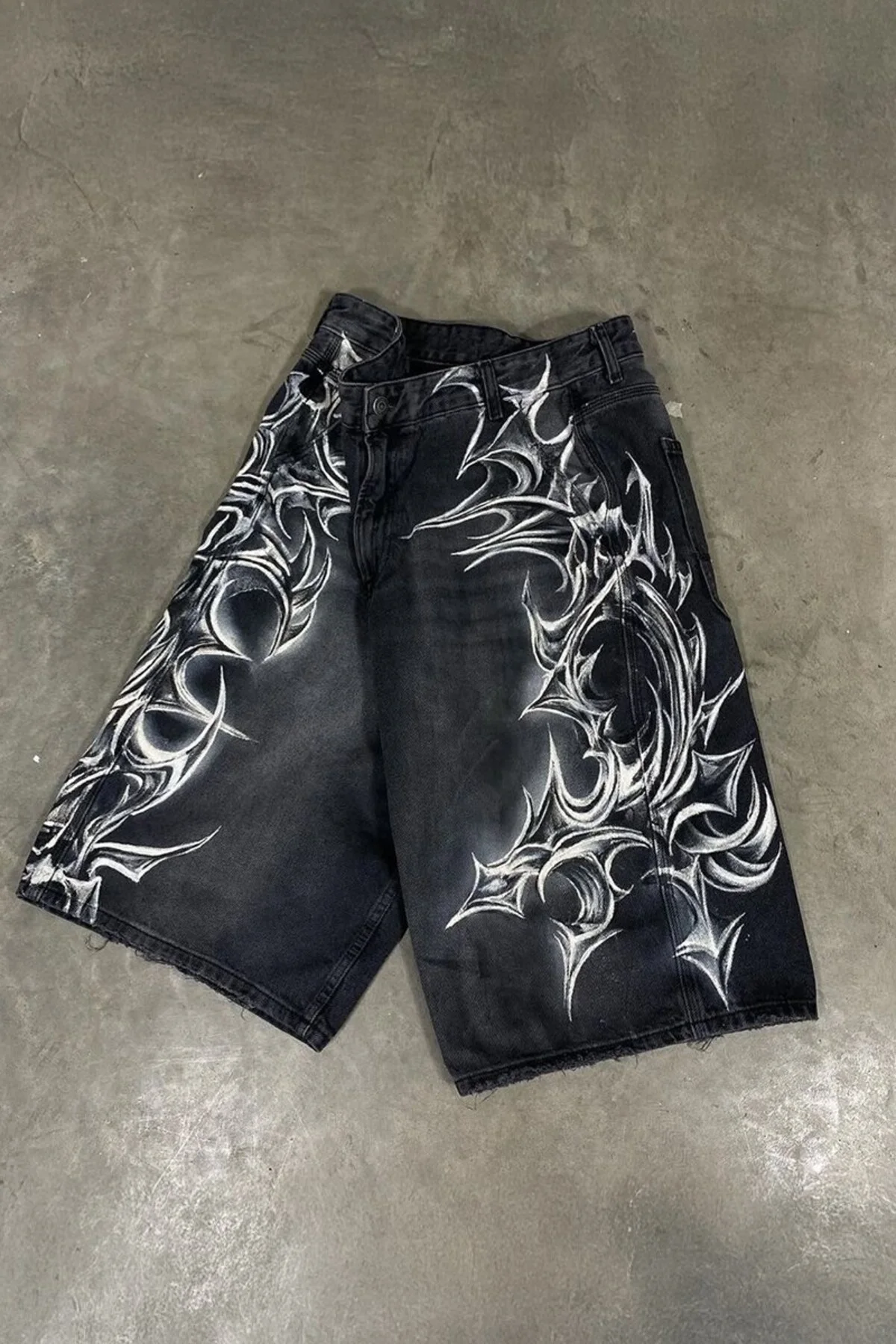 Siyah Yıkamalı Tribal Grafiti Gotik Y2K Unisex Şortolon Siyah Yıkamalı Tribal Grafiti Gotik Y2K Unisex Şortolon
