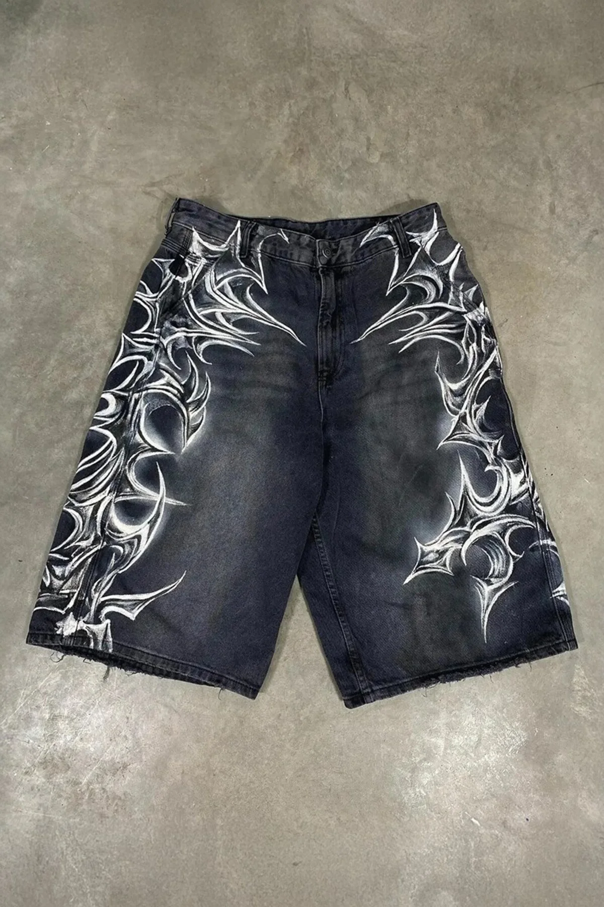 Siyah Yıkamalı Tribal Grafiti Gotik Y2K Unisex Şortolon Siyah Yıkamalı Tribal Grafiti Gotik Y2K Unisex Şortolon