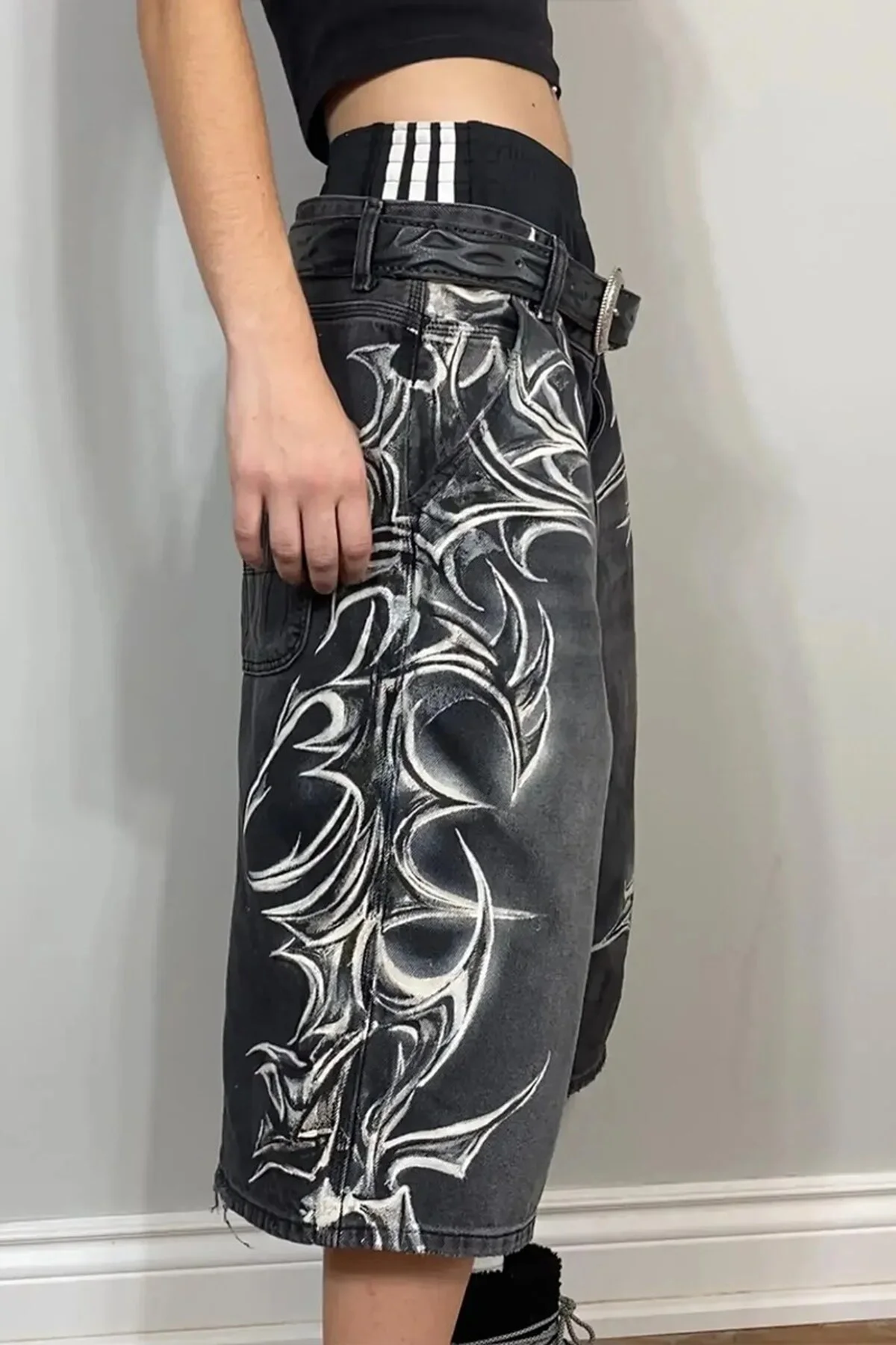Siyah Yıkamalı Tribal Grafiti Gotik Y2K Unisex Şortolon Siyah Yıkamalı Tribal Grafiti Gotik Y2K Unisex Şortolon