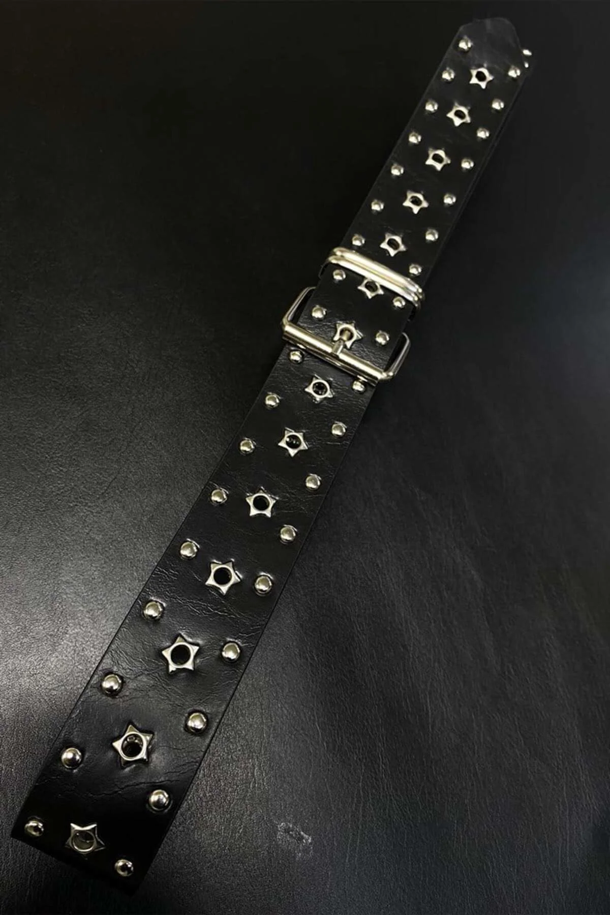 Siyah Yıldız Delikli Zımbalı Gotik Deri Kemer