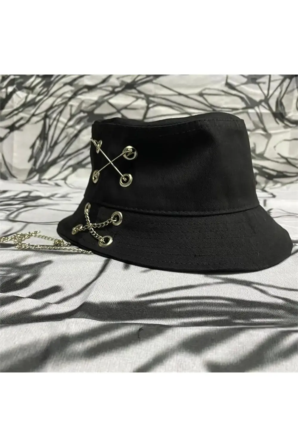Siyah Zincirli Çengelli İğneli Bucket Şapka
