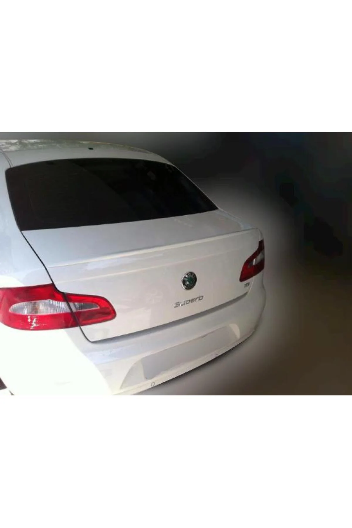 SKODA SÜPER B 2009-2015 ASTARLI ANATOMİK SPOİLER