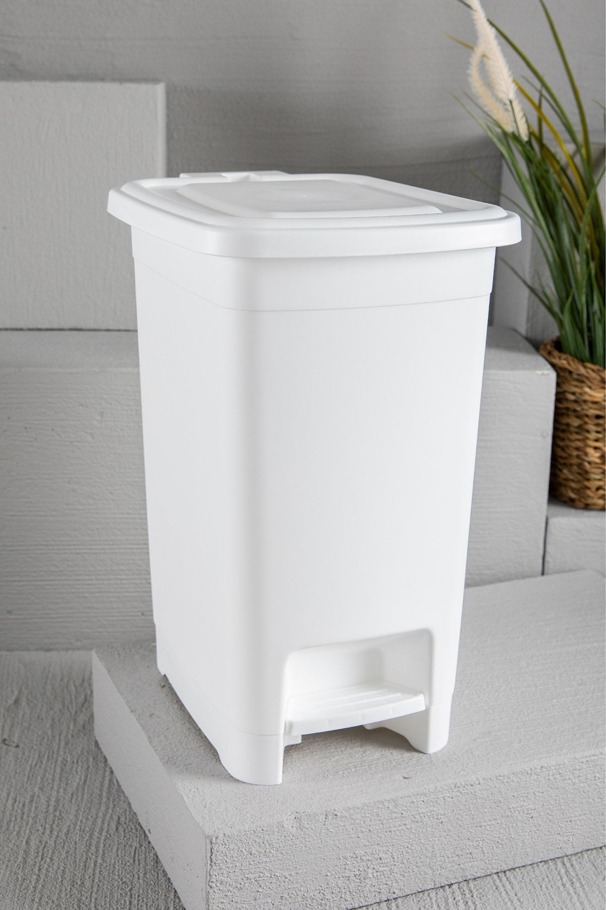 Slim Pedallı Çöp Kovası 15 lt Beyaz