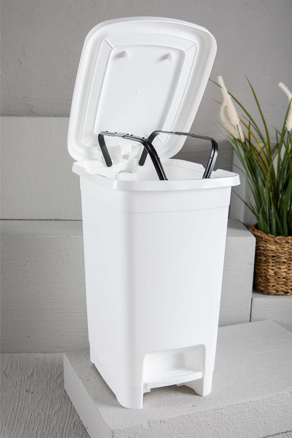 Slim Pedallı Çöp Kovası 15 lt Beyaz