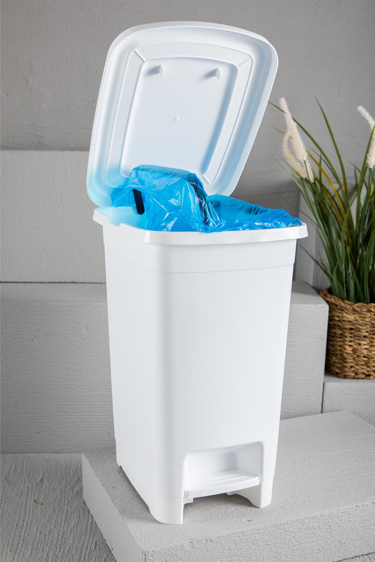 Slim Pedallı Çöp Kovası 15 lt Beyaz