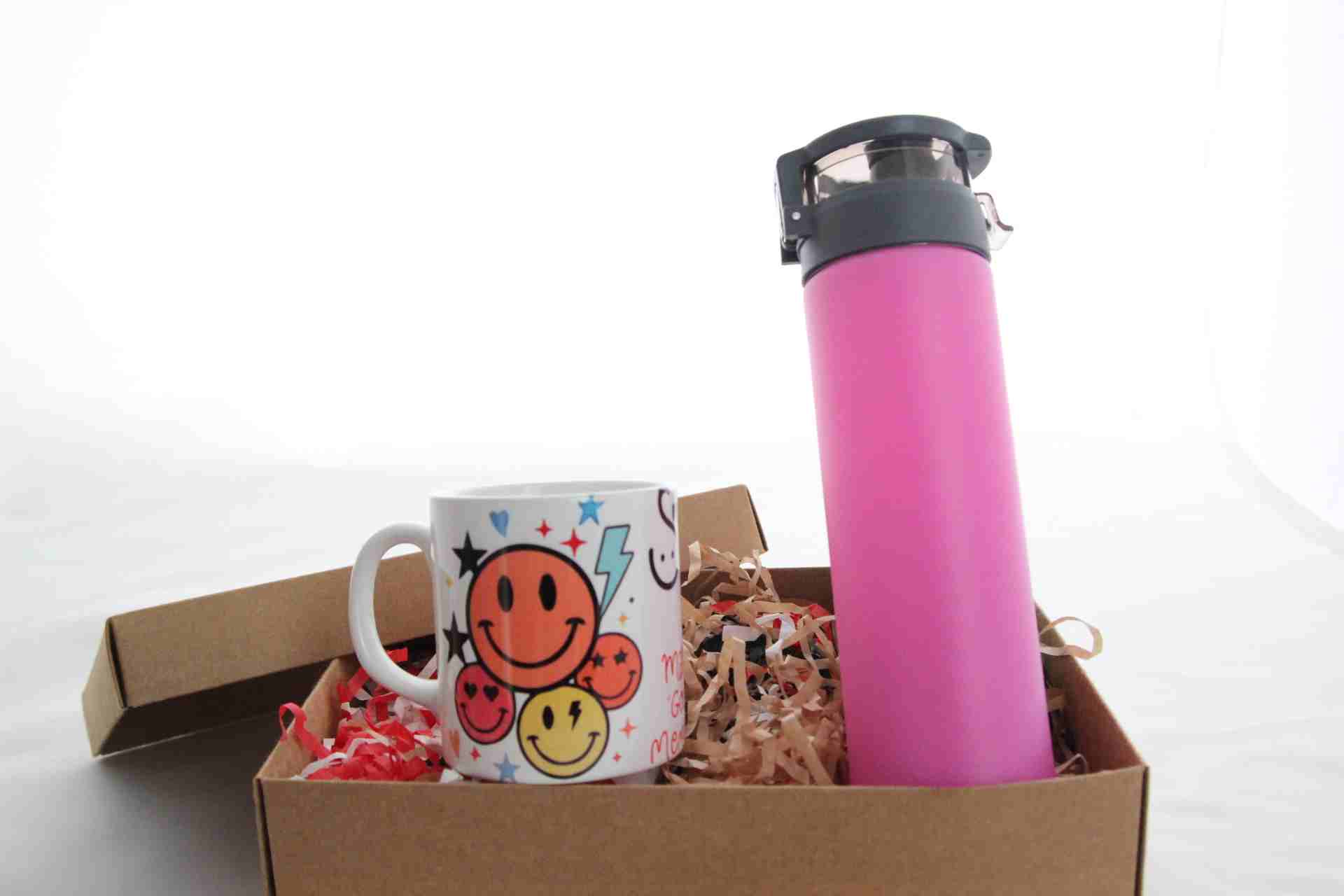 Smile Temalı Kupa Bardak ve Pembe Termos Hediye Kutusu