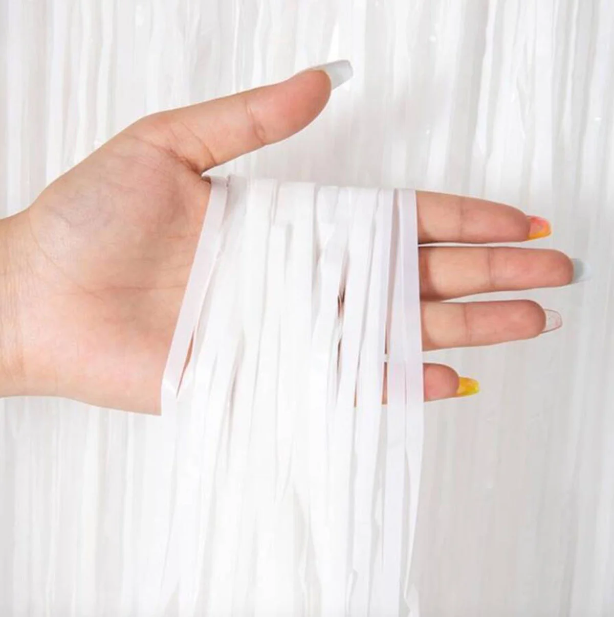 Soft Beyaz Duvar ve Kapı Perdesi 100x200 cm - İthal Folyo Püsküllü Parti Dekorasyonu