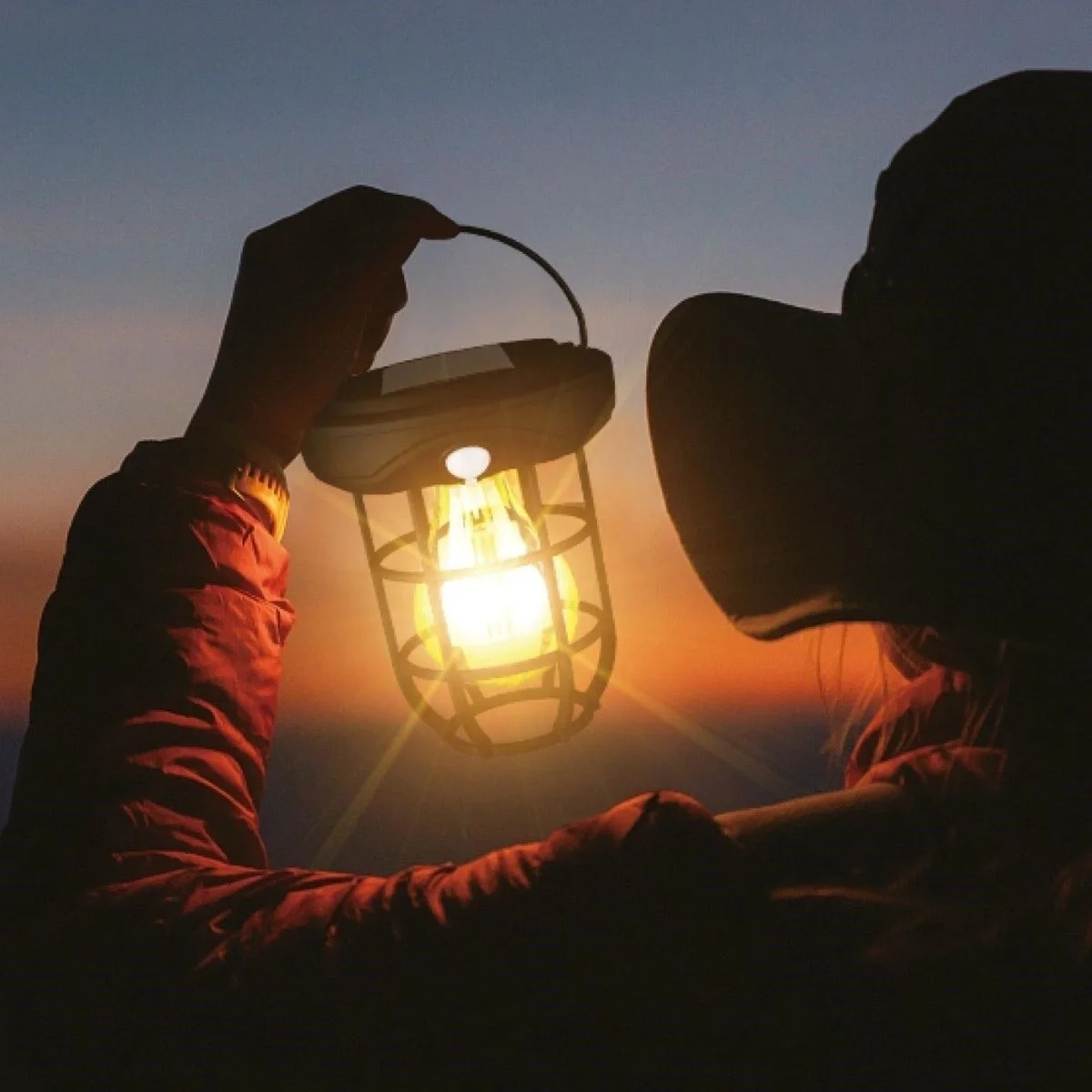 Solar Kamp Feneri – Güneş Enerjili, Otomatik Şarj ve Gece Işığı, Taşınabilir ve Asılabilir LED Dış Mekan Lamba Fiyatı, Yorumları ve Özellikleri