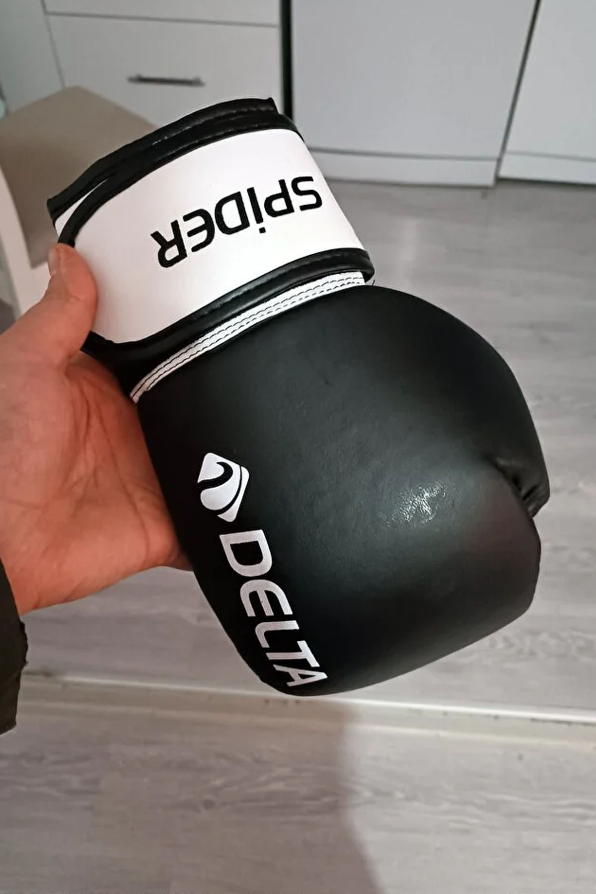 Delta Spider Siyah 12 Oz Boks Eldiveni – 78-90 Kg Yetişkin İçin Kick Bo