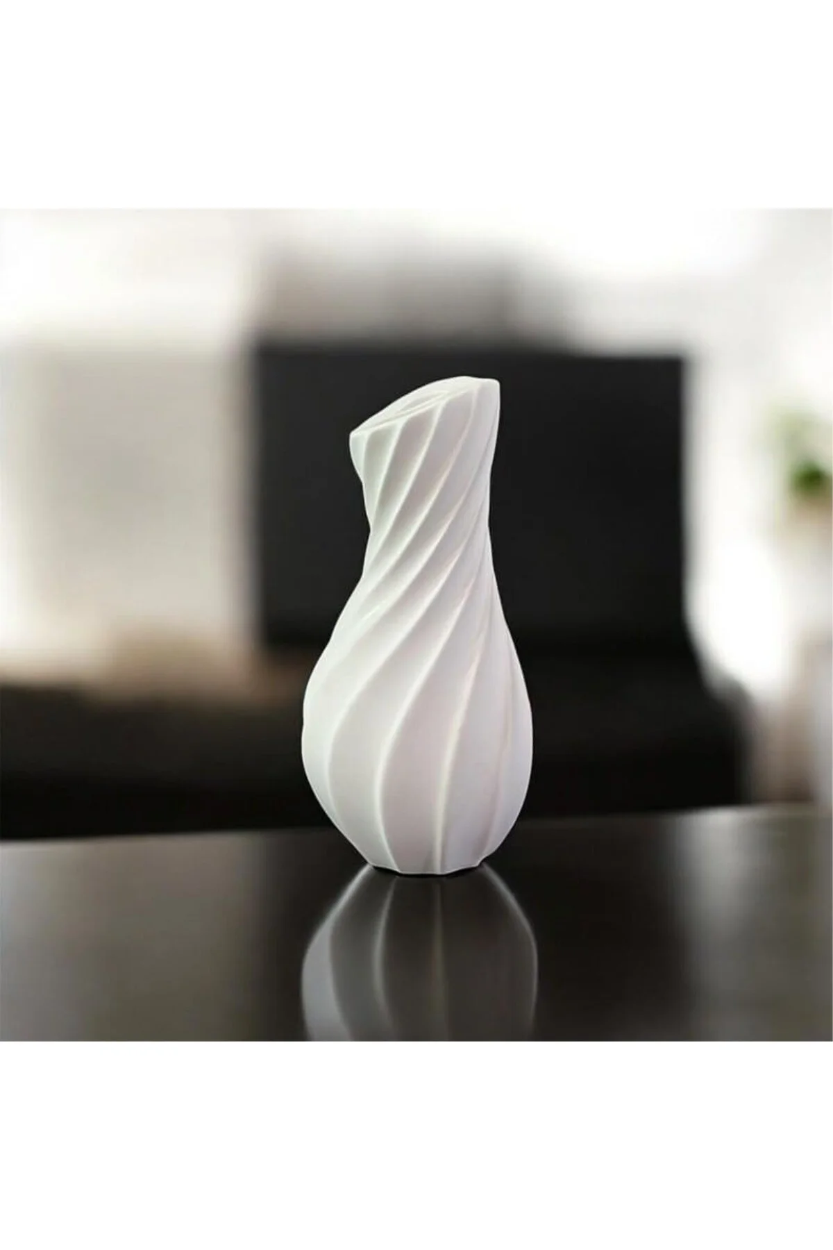 Spiral Hatlı Modern Dekoratif Vazo – Mat Beyaz Mini Masa/Sehpa Va