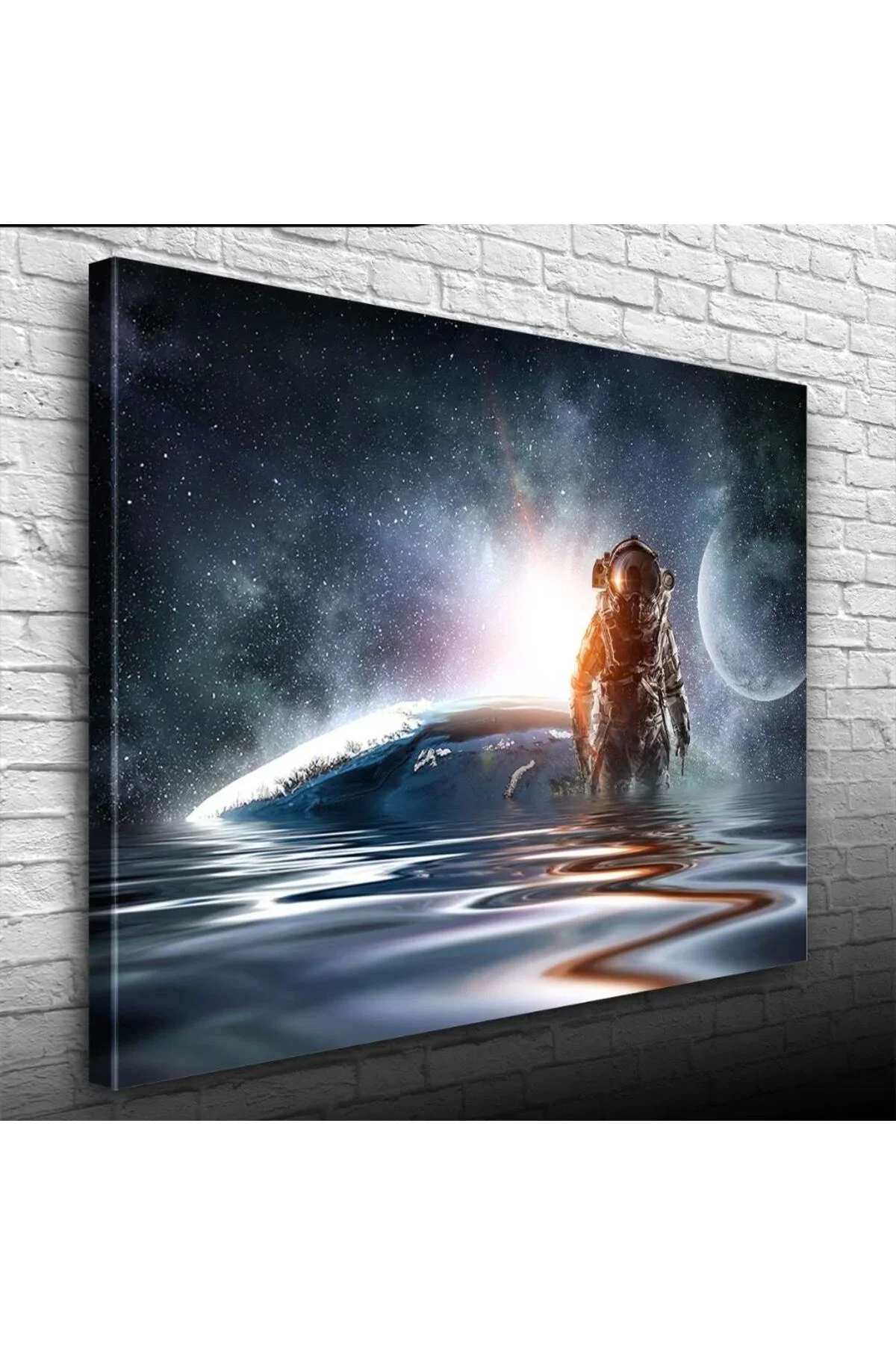 Su bulunan Gezegen ve Astronot Kanvas Tablo 50 x 70