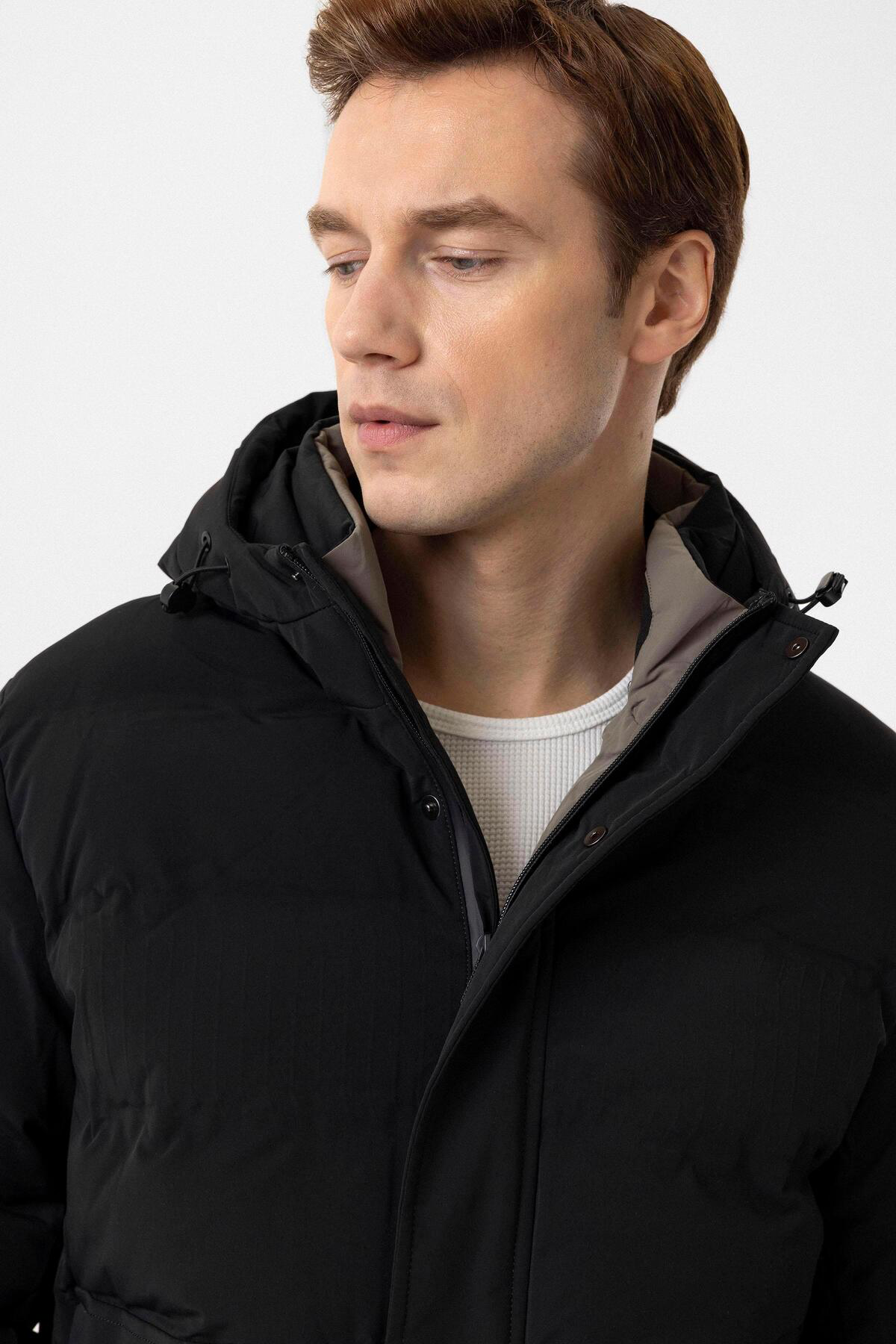 Süvari Süvari Dar Kalıp Siyah Kapşonlu Kabartmalı Erkek Mont