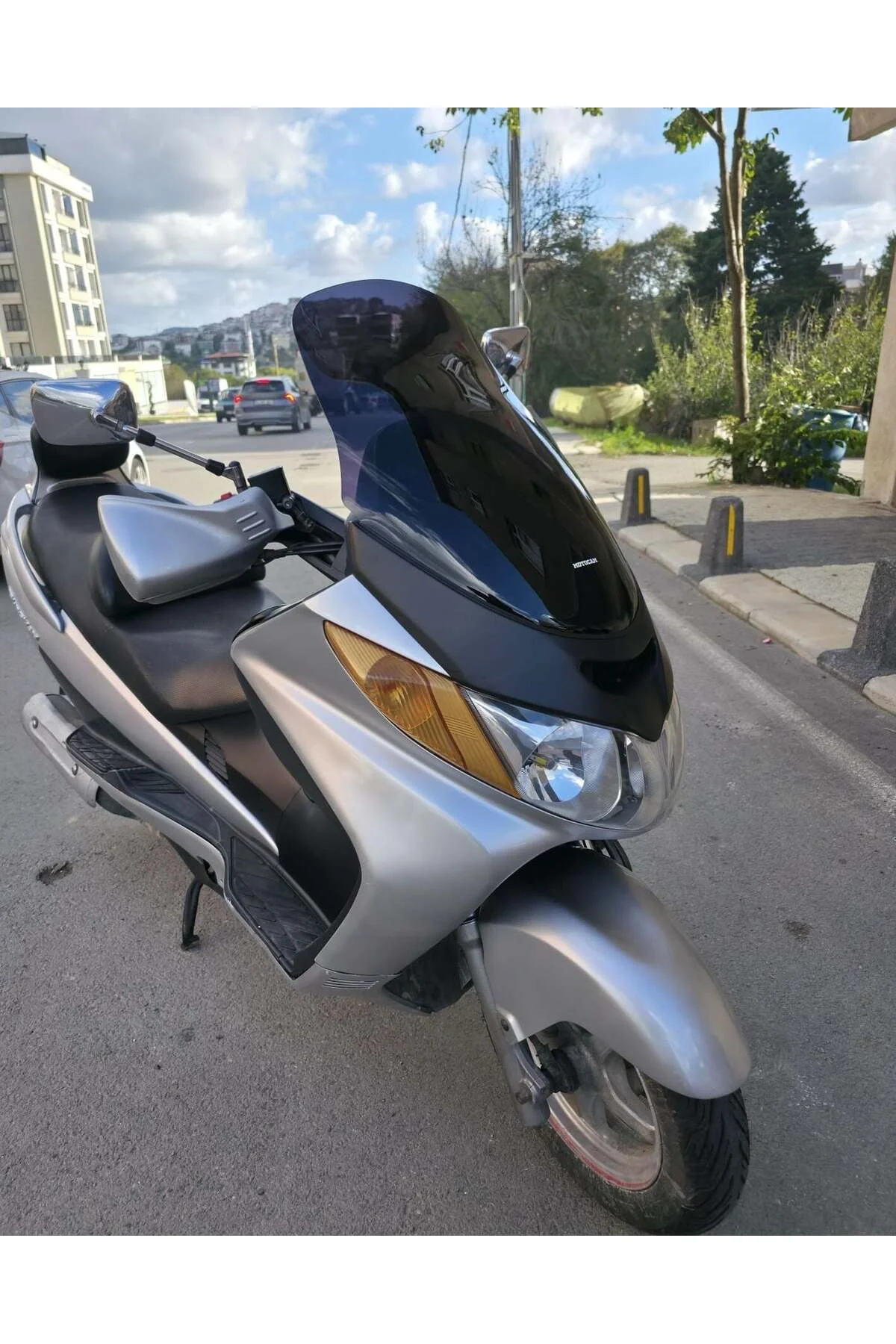 Suzuki Burgman 400 Ön Cam 1999-2006 Model 64cm Siyah Renkli 4mm Suzuki Burgman 400 Ön Cam 1999-2006 Model 64cm Siyah Renkli 4mm - Görsel 8
