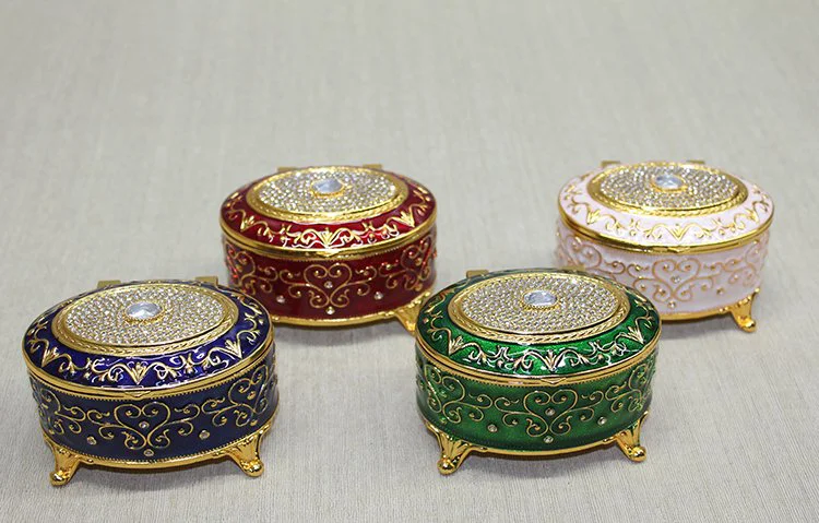 Swarovski taş detaylı şık kutu modeli