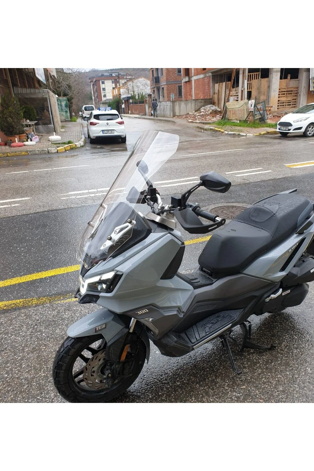 SYM ADX 250 Ön Cam 2024-2026 Model 65cm Şeffaf Renkli 4mm ORTA BO