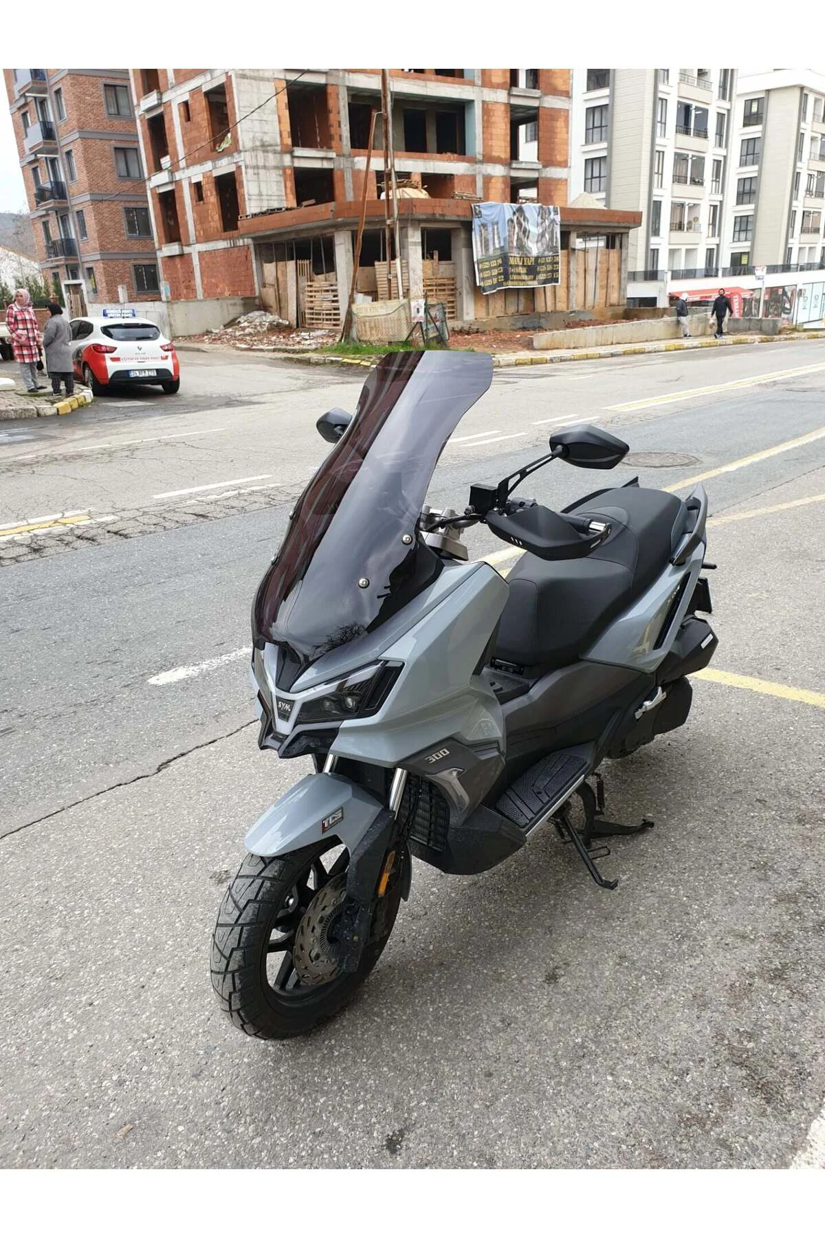 SYM ADX 300 Ön Cam 2024-2026 Model 65cm Siyah Renkli 4mm ORTA BOY