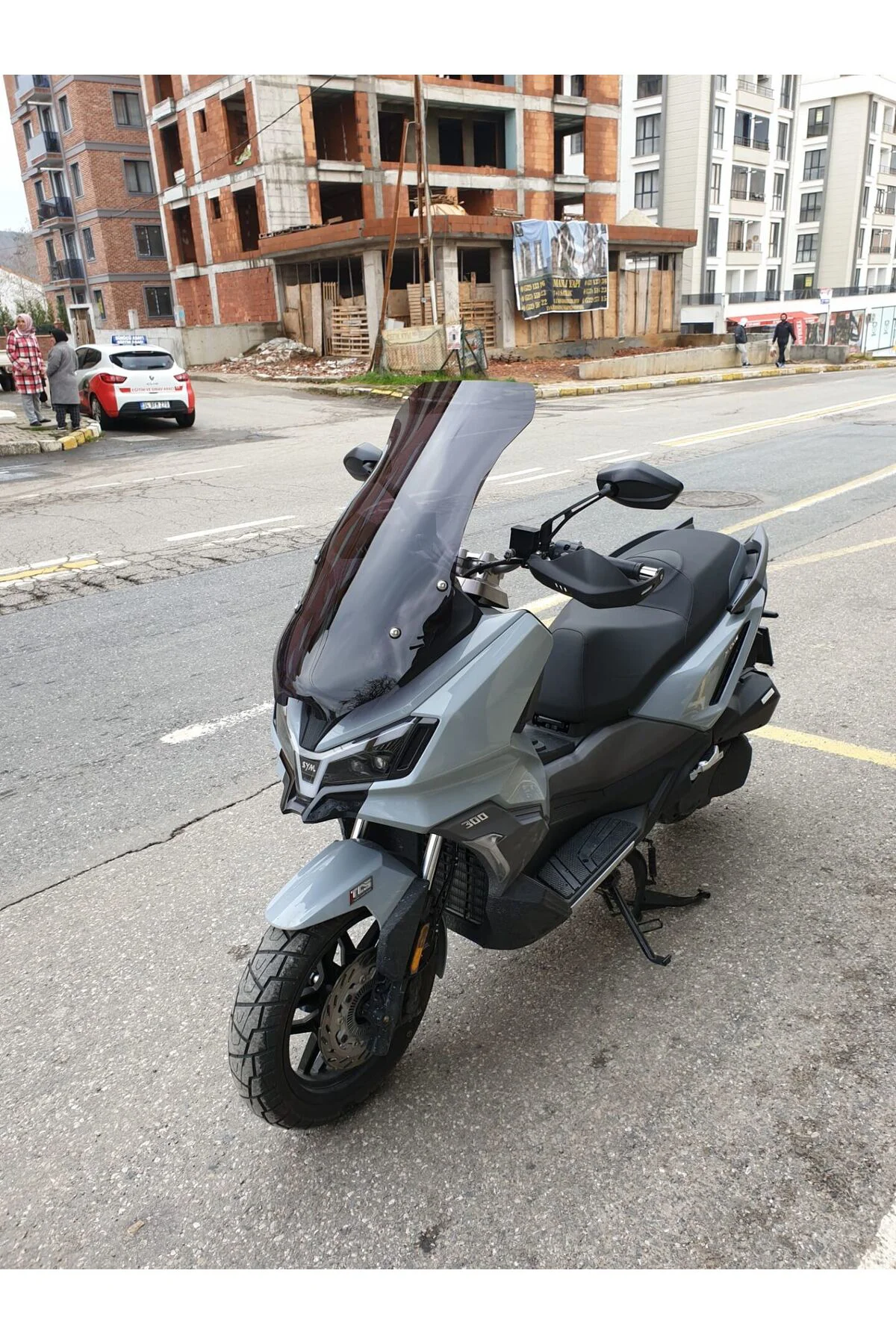 SYM ADX 300 Ön Cam 2024-2026 Model 75cm Siyah Renkli 4mm UZUN