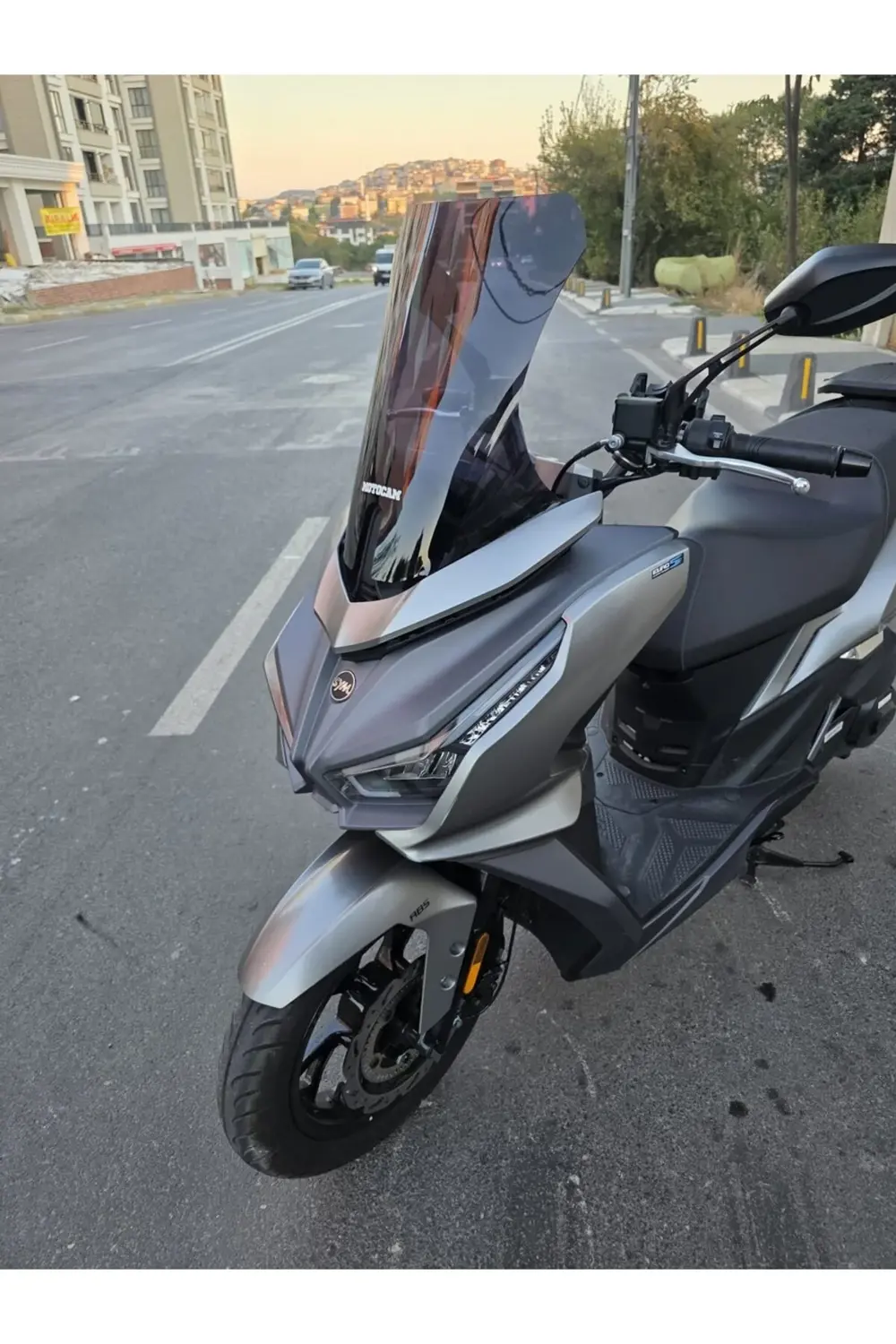 Sym JET 14 EVO 200 PLUS Ön Cam 2023-2025 Model 45cm Siyah Renkli Sym JET 14 EVO 200 PLUS Ön Cam 2023-2025 Model 45cm Siyah Renkli