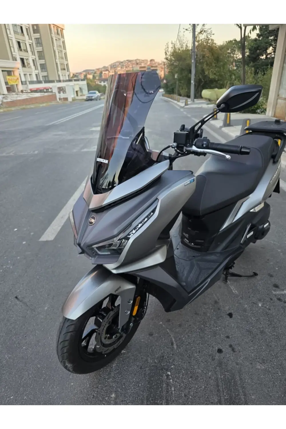 Sym JET 14 EVO 200 PLUS Ön Cam 2023-2025 Model 45cm Siyah Renkli Sym JET 14 EVO 200 PLUS Ön Cam 2023-2025 Model 45cm Siyah Renkli