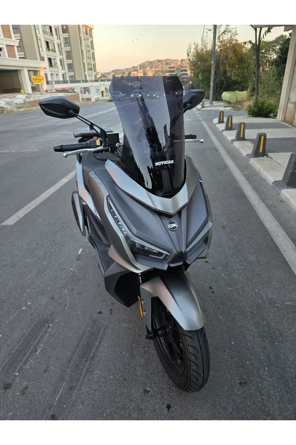 Sym JET 14 EVO 200 PLUS Ön Cam 2023-2025 Model 45cm Siyah Renkli Sym JET 14 EVO 200 PLUS Ön Cam 2023-2025 Model 45cm Siyah Renkli