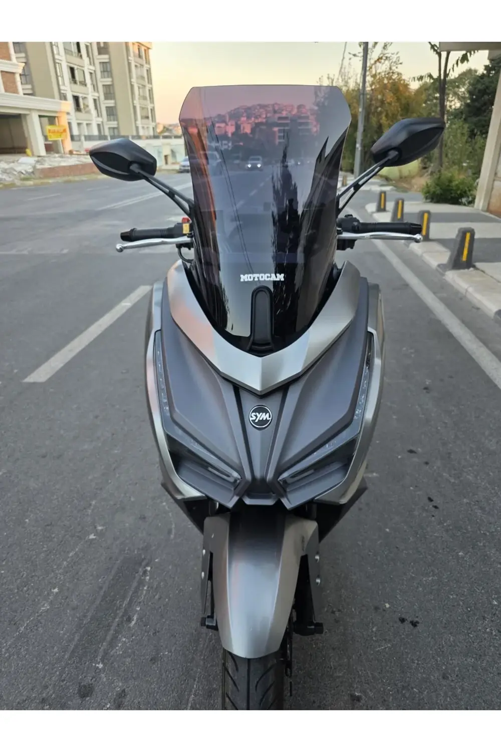 Sym JET 14 EVO 200 PLUS Ön Cam 2023-2025 Model 45cm Siyah Renkli Sym JET 14 EVO 200 PLUS Ön Cam 2023-2025 Model 45cm Siyah Renkli