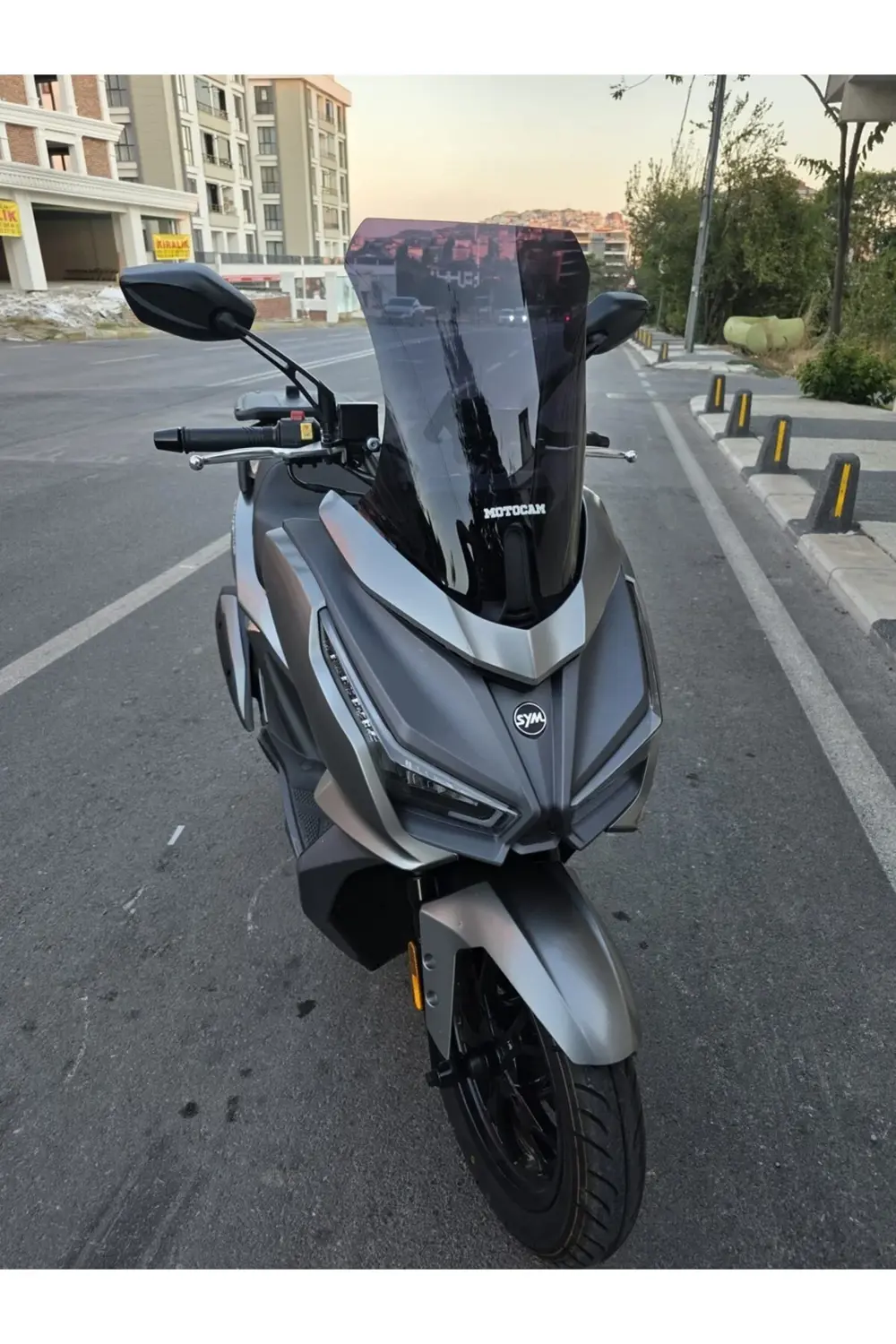 Sym JET 14 EVO 200 PLUS Ön Cam 2023-2025 Model 45cm Siyah Renkli Sym JET 14 EVO 200 PLUS Ön Cam 2023-2025 Model 45cm Siyah Renkli