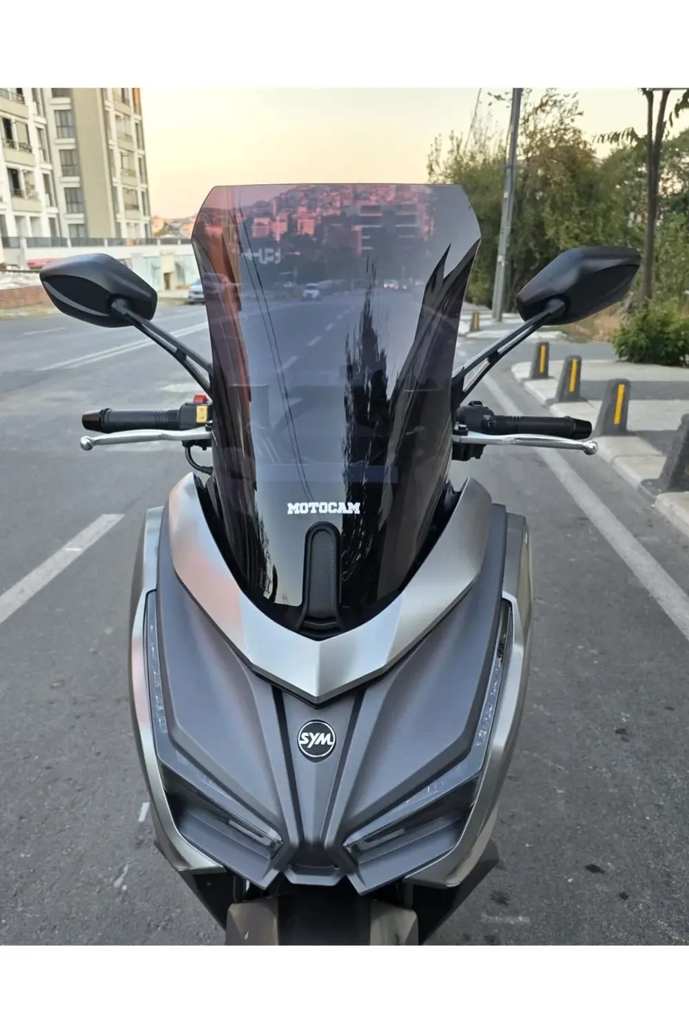 Sym JET 14 EVO 200 PLUS Ön Cam 2023-2025 Model 45cm Siyah Renkli Sym JET 14 EVO 200 PLUS Ön Cam 2023-2025 Model 45cm Siyah Renkli