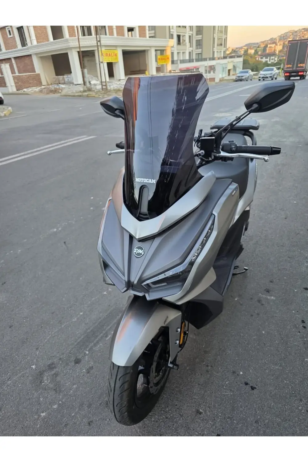 Sym JET 14 EVO 200 PLUS Ön Cam 2023-2025 Model 45cm Siyah Renkli Sym JET 14 EVO 200 PLUS Ön Cam 2023-2025 Model 45cm Siyah Renkli