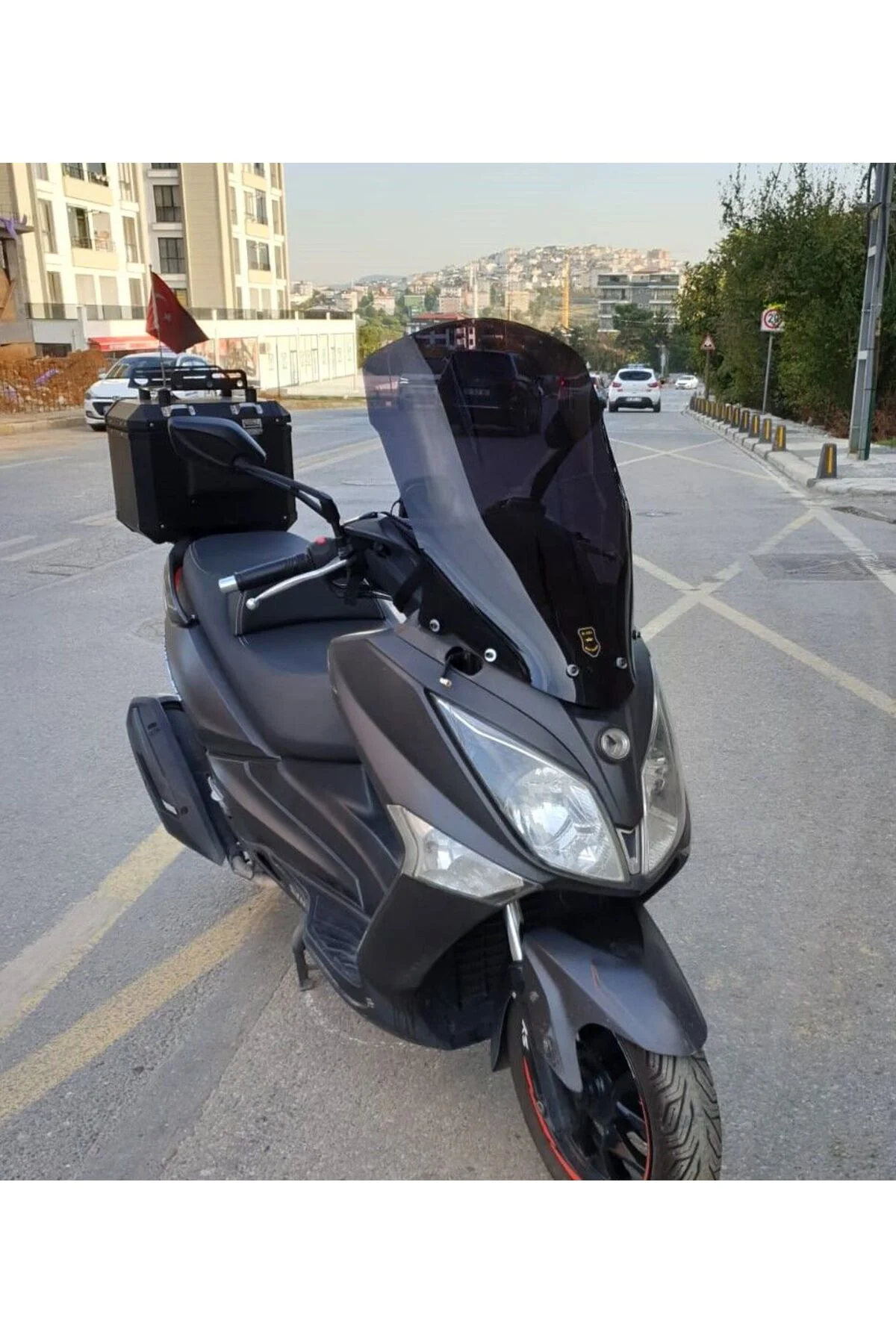 SYM Joymax 250 İ Ön Cam 2013-2016 Model 75cm Siyah Renkli 4mm YOK