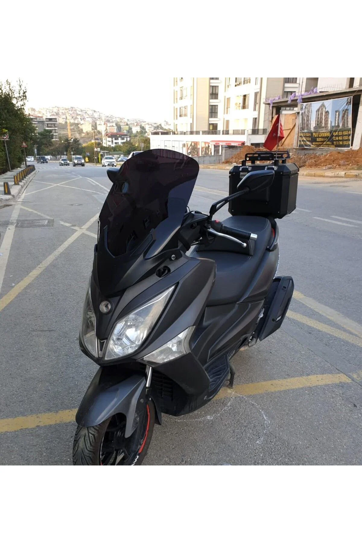 SYM Joymax 250 İ Ön Cam 2015-2016 Model 65cm Siyah Renkli 4mm APA