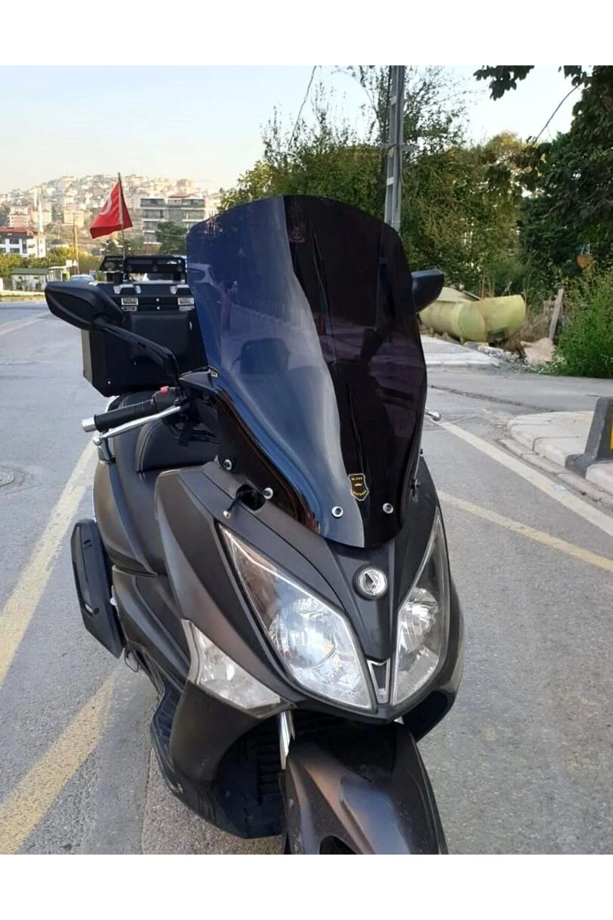 SYM Joymax 250 İ Ön Cam 2013-2016 Model 75cm Siyah Renkli 4mm YOK