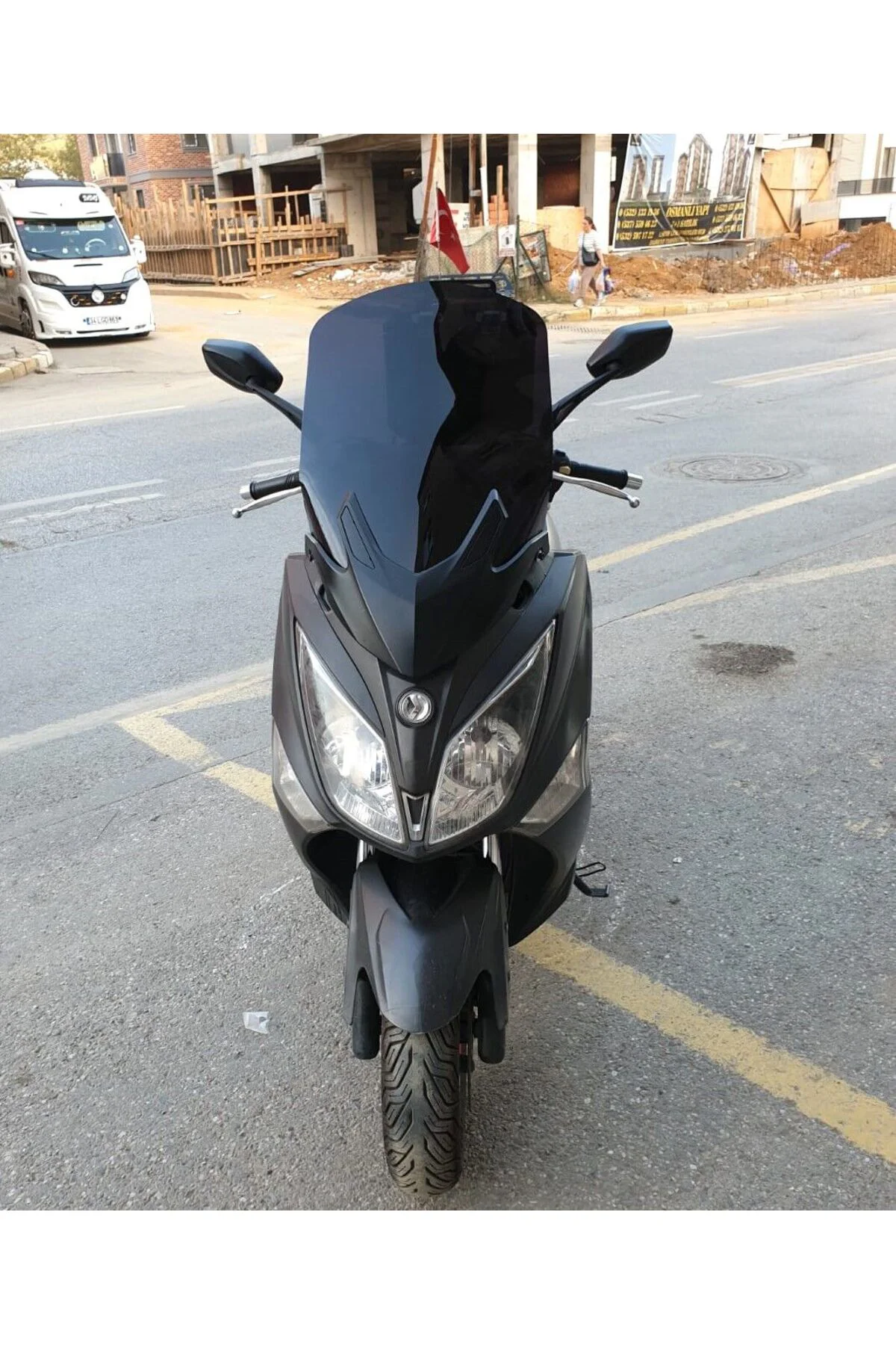 SYM Joymax 250 İ Ön Cam 2015-2016 Model 65cm Siyah Renkli 4mm APA