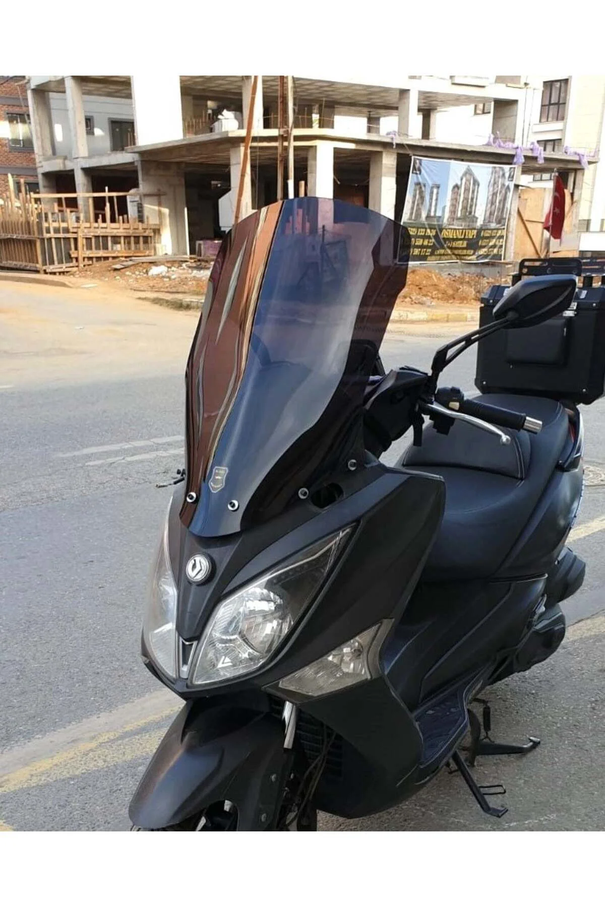 SYM Joymax 250 İ Ön Cam 2013-2016 Model 75cm Siyah Renkli 4mm YOK