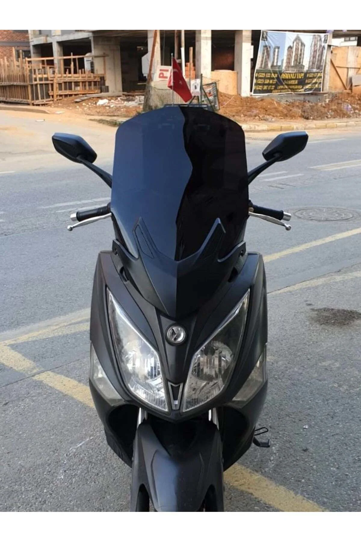 SYM Joymax 250 İ Ön Cam 2015-2016 Model 65cm Siyah Renkli 4mm APA