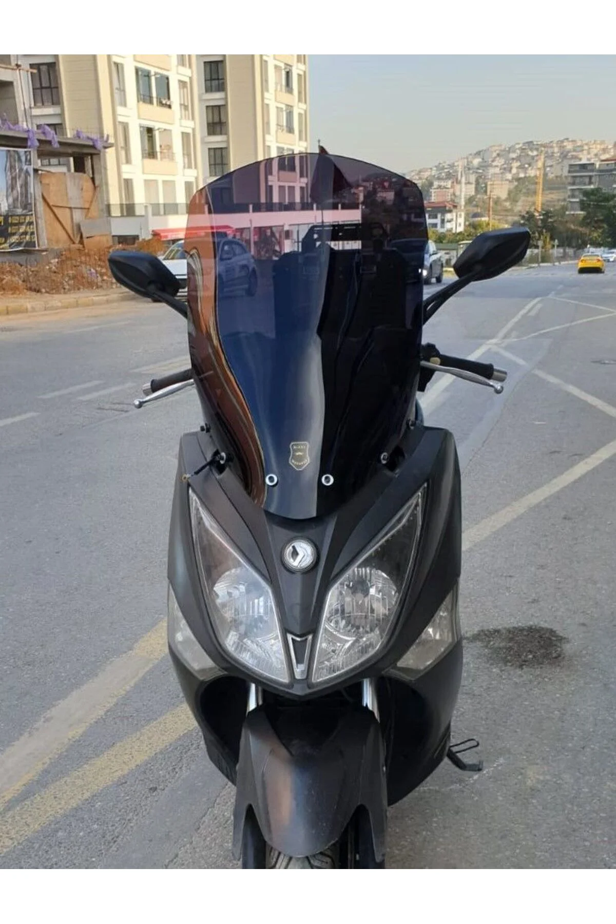 SYM Joymax 250 İ Ön Cam 2013-2016 Model 65cm Siyah Renkli 4mm ORT
