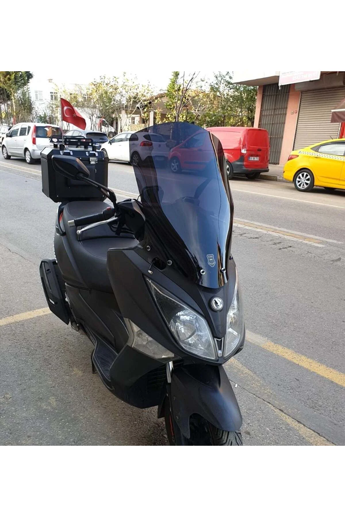 SYM Joymax 250 İ Ön Cam 2013-2016 Model 75cm Siyah Renkli 4mm YOK