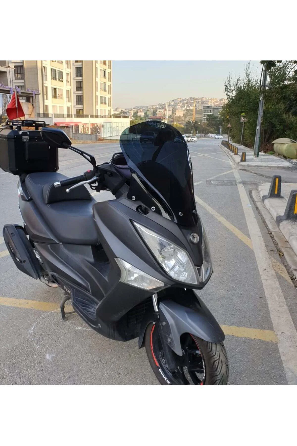 SYM Joymax 250 İ Ön Cam 2013-2016 Model 54cm Siyah Renkli 4mm SPO