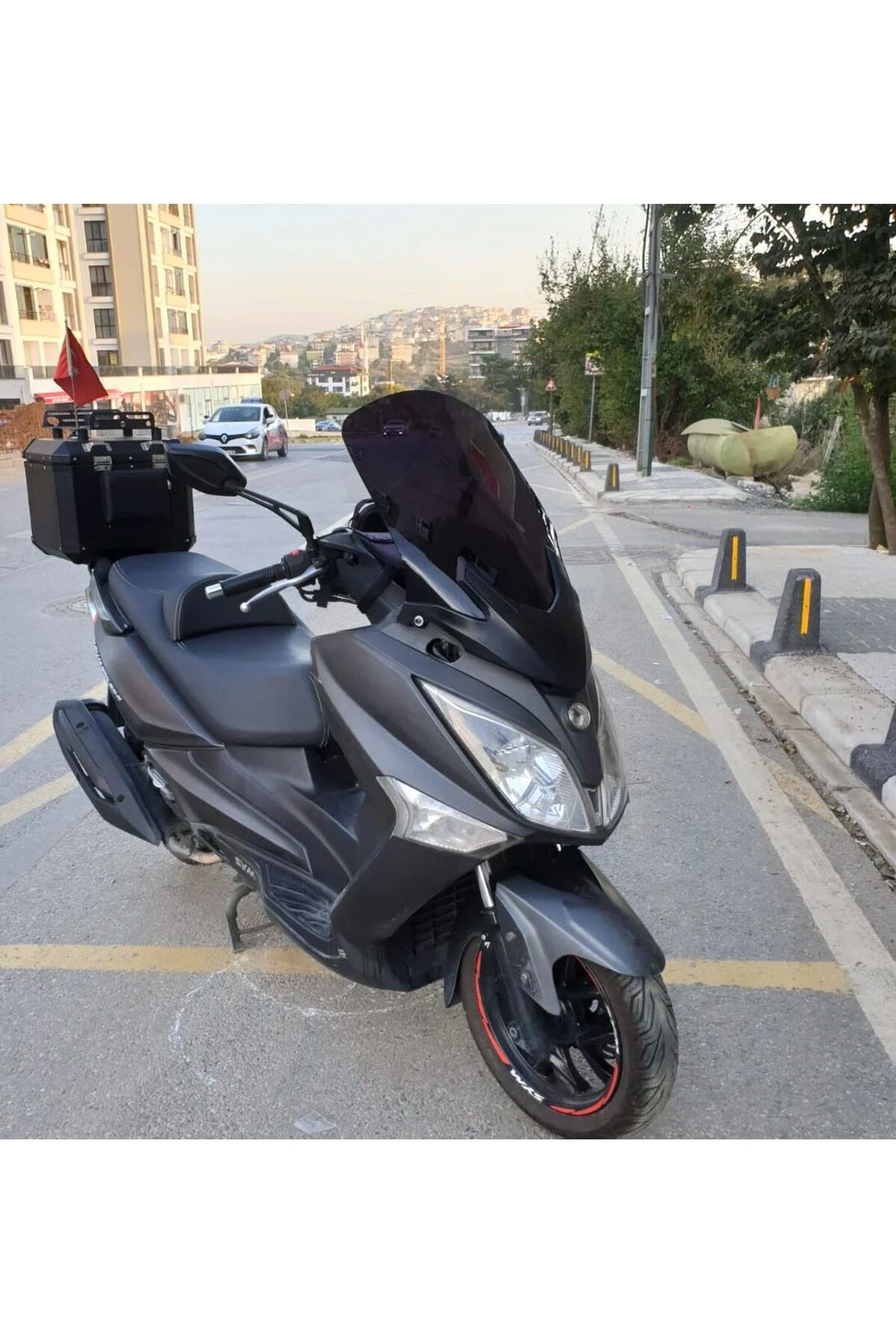 SYM Joymax 250 İ Ön Cam 2015-2016 Model 65cm Siyah Renkli 4mm APA
