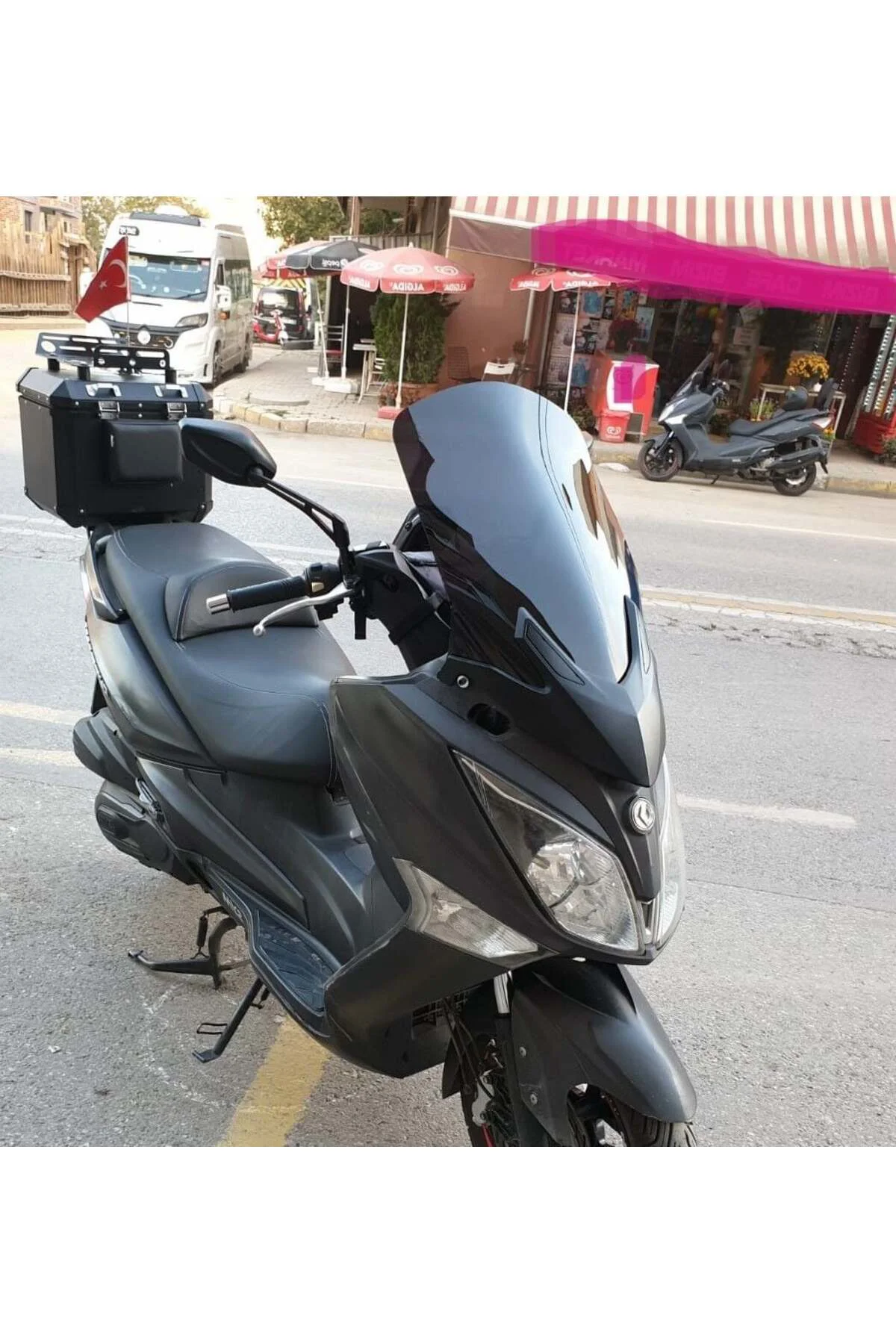 SYM Joymax 250 İ Ön Cam 2015-2016 Model 65cm Siyah Renkli 4mm APA