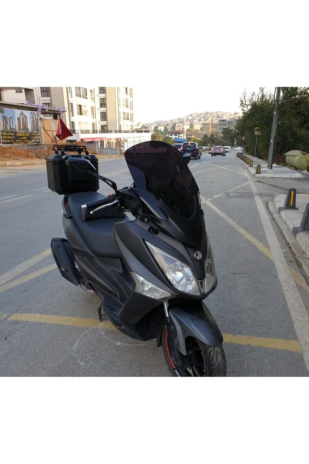 SYM Joymax 250 İ Ön Cam 2015-2016 Model 65cm Siyah Renkli 4mm APA