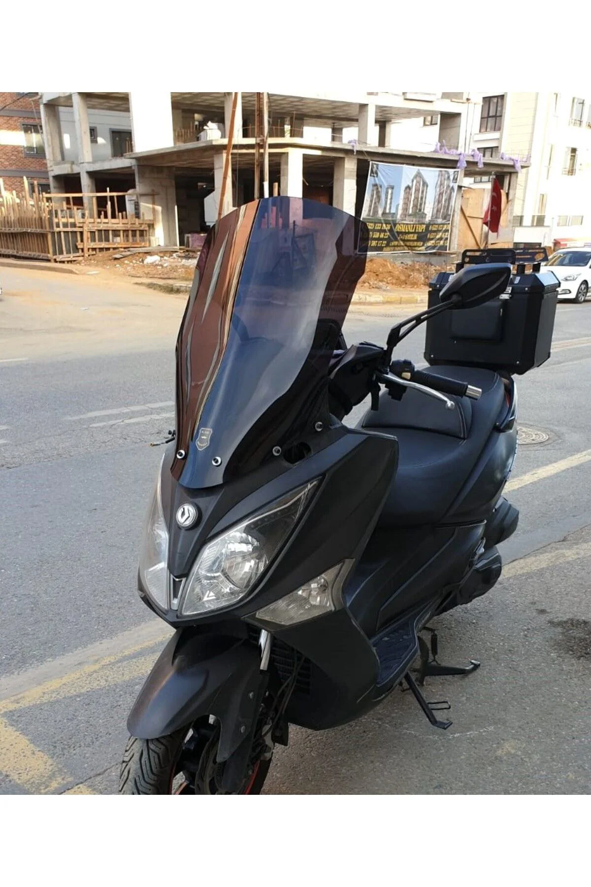 SYM Joymax 250 İ Ön Cam 2013-2016 Model 75cm Siyah Renkli 4mm YOK
