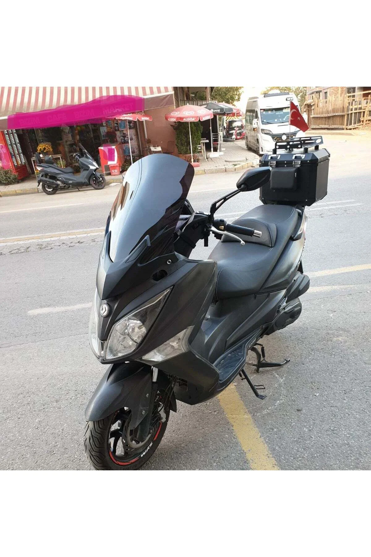 SYM Joymax 250 İ Ön Cam 2015-2016 Model 65cm Siyah Renkli 4mm APA