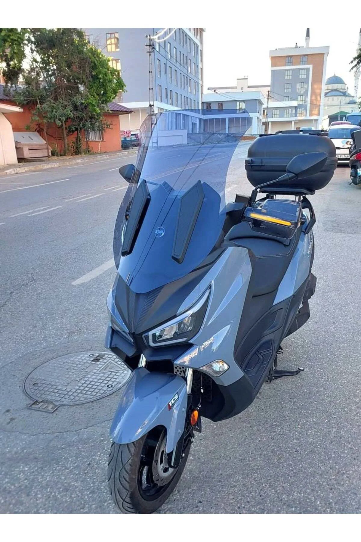 SYM Joymax Z Plus Ön Cam 2023-2026 Model 70cm Füme Renkli 4mm