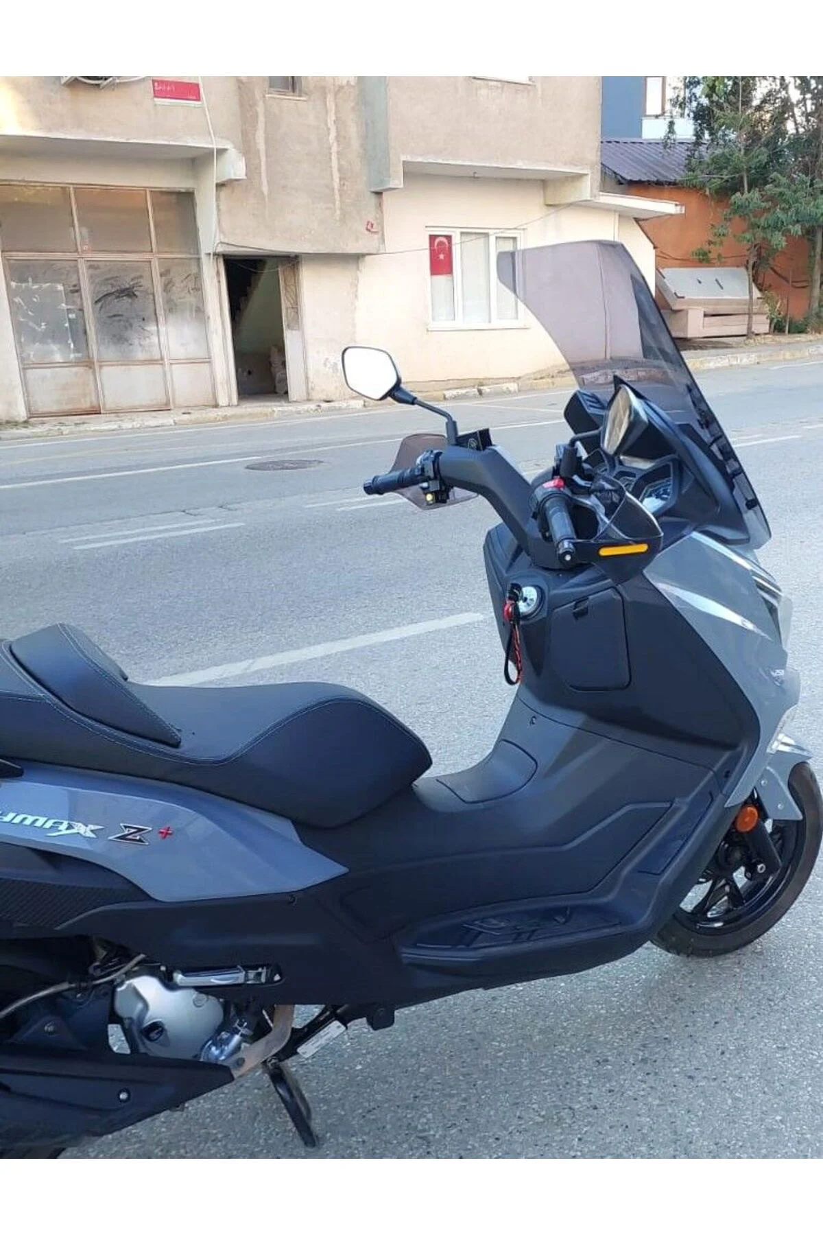 SYM Joymax Z Plus Ön Cam 2023-2026 Model 70cm Füme Renkli 4mm