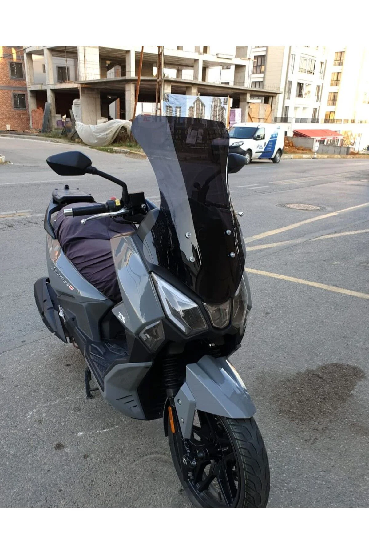 SYM Joyride 300 Ön Cam 2023-2026 Model 65cm Siyah Renkli 4mm ORTA