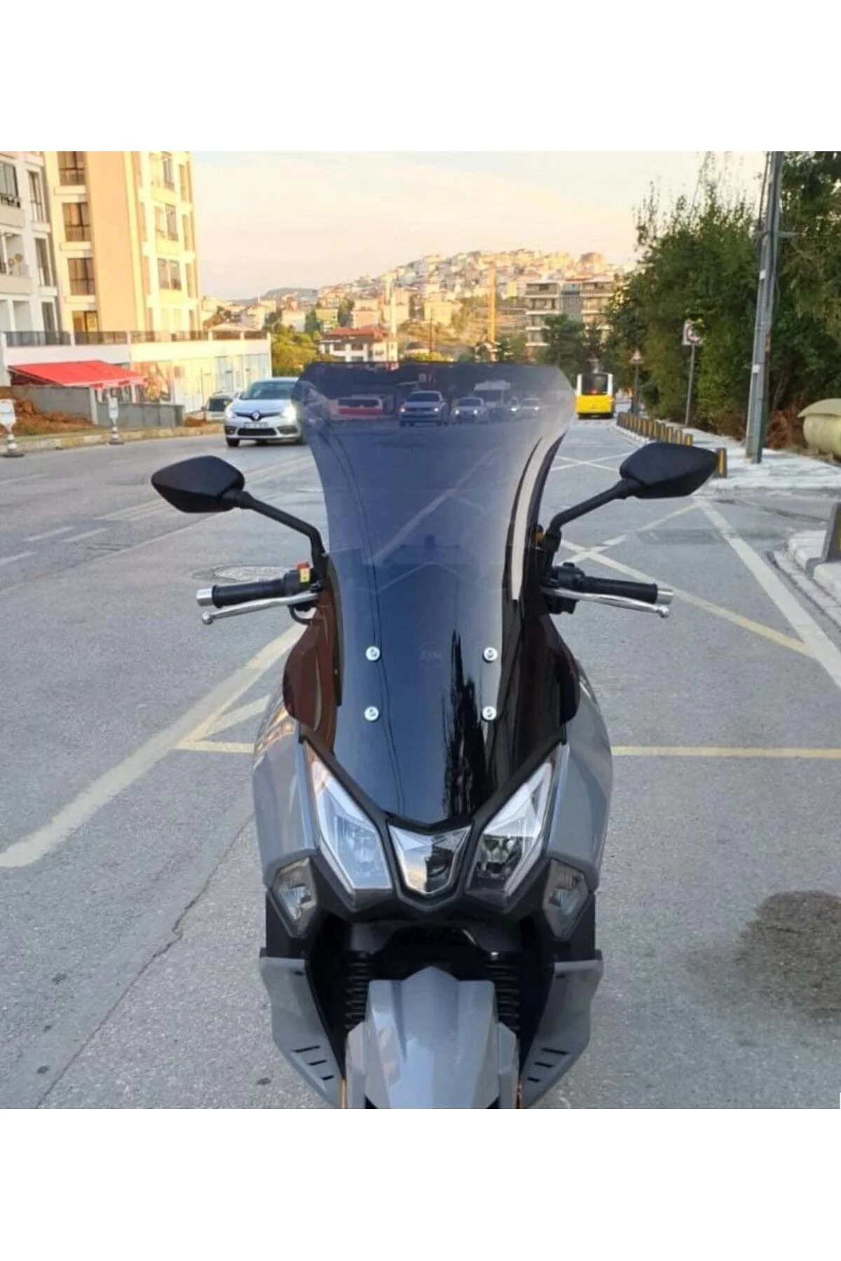 SYM Joyride 300 Ön Cam 2023-2026 Model 65cm Siyah Renkli 4mm ORTA