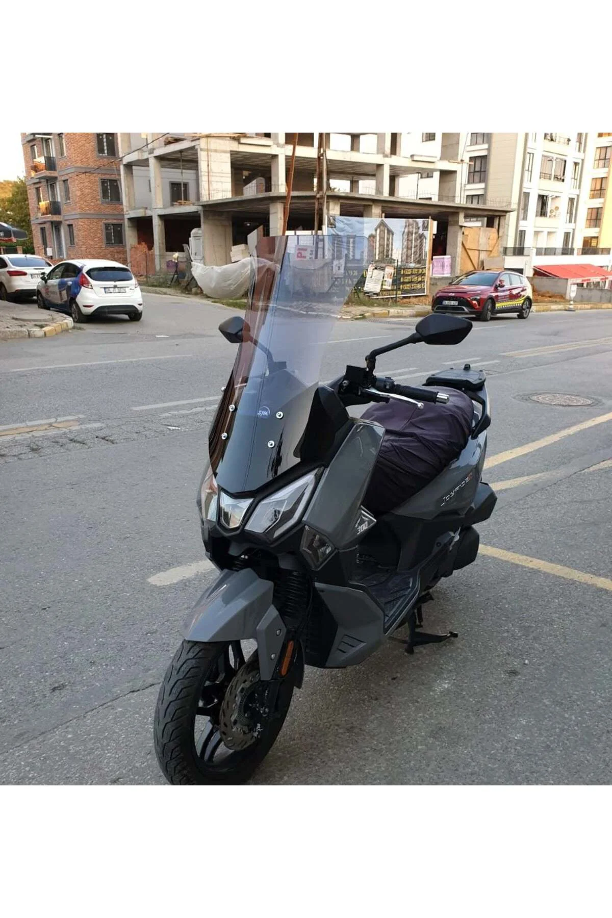 SYM Joyride 300 Ön Cam 2023-2026 Model 75cm Füme Renkli 4mm UZUN