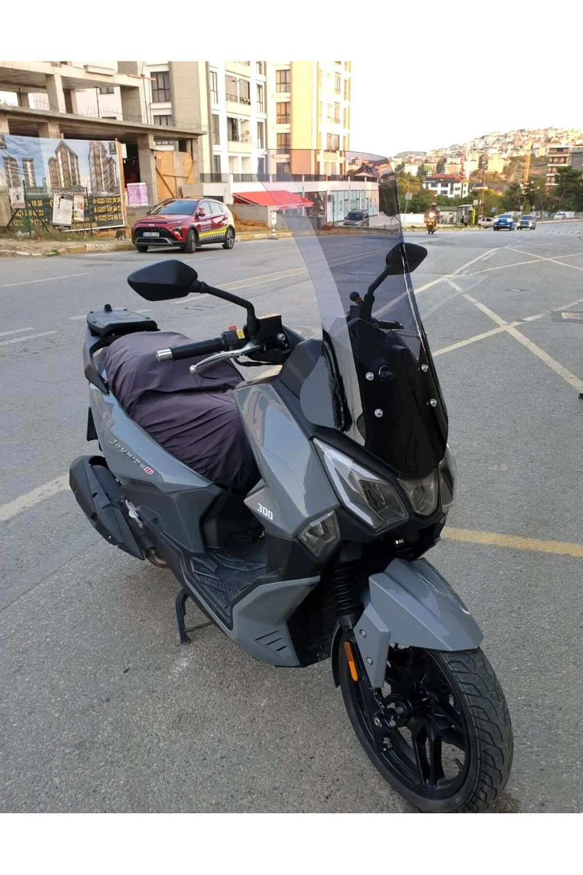 SYM Joyride 300 Ön Cam 2023-2026 Model 75cm Füme Renkli 4mm UZUN